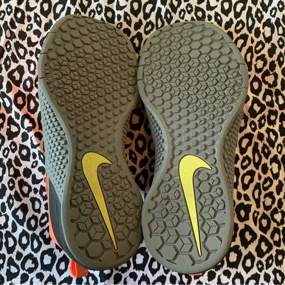 Nike Metcon FlyWire Cross-Training Sneakers - Picture 7 of 12